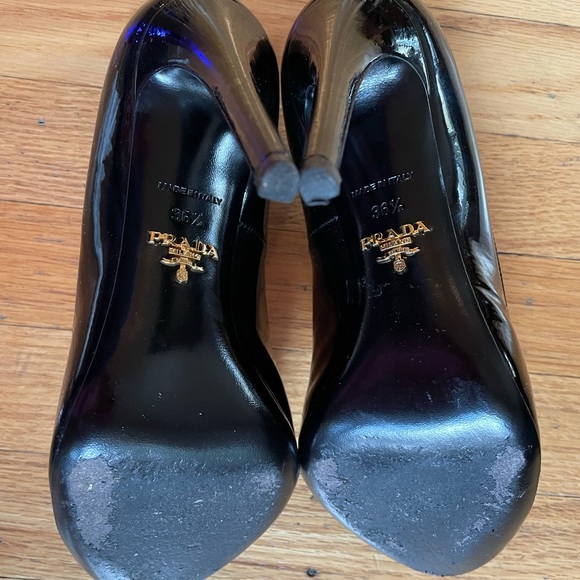 Beautiful Classic Prada Black Patent Leather Heels 4.5 in - Picture 7 of 10